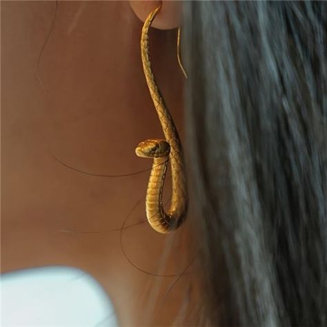 Featuring Intricately Detailed Cobra Snake Motifs, These Earrings Exude A Fierce And Captivating Allure. The Rich Golden Finish Enhances Their Impact, Offering A Touch Of Luxury And Sophistication. Perfect For Adding A Daring Edge To Any Outfit, These Earrings Are Ideal For Those Who Appreciate Bold, Eye-Catching Accessories That Command Attention And Elevate Their Style. Golden Snake, Golden Earrings, Snake Earrings, Snake Design, Estilo Hip Hop, Estilo Punk, Ear Hook, Girls Jewelry, Simple Jewelry