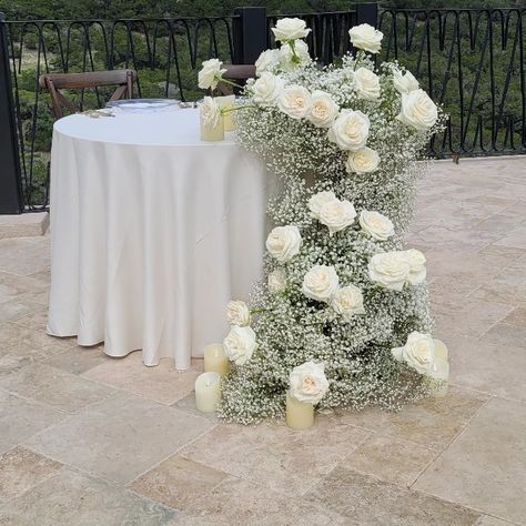 Rose And Baby Breath Centerpiece, Baby's Breath Sweetheart Table, Baby’s Breath And Roses, Baby Breath And Roses, Roses And Baby Breath, Baby's Breath Centerpiece, Gypsophila Wedding, Rose Flower Arrangements, Quinceanera Cakes