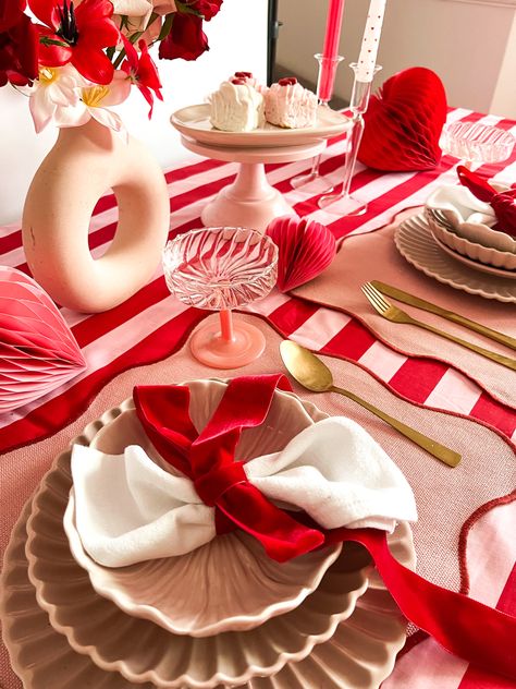 Pink Red White Table Setting, Christmas Table Settings Colourful, Pink Red Christmas Table Setting, Red And Pink Christmas Tablescape, Christmas Table Pink, Pink And Red Dinner Table Decor, Pink And Red Christmas Table Setting, Pink And Red Christmas Table Decor, Pink Red Christmas Table