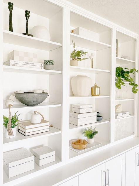 White Office Asthetic, Elegant Shelves Living Rooms, Built In Cabinet Decor, Hamptons Bookshelf, Minimalist Shelving Decor, Bookcase Decor Living Room, Glam Bookshelf Decor, White Bookshelf Decor, Winter Home Exterior