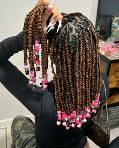 What do you think of these Brown braids + Pink beads?🤎🩷 Dm to book:) #bobbraids #shoulderlengthbraids #knotlessbraids #brownbraids #pinkbeads #braidswithbeads #trendyhairstyles #color30 #bohobraids #westchesterbraider #yonkersbraider #nycbraider #explorepage #trending #manesbymorena_ Brown Braids With Pink Beads, Braids Pink, Brown Braids, Ombre Box Braids, Ombre Braid, Bob Braids, Braids With Beads, Honey Brown, Boho Braids