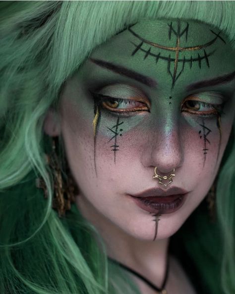 Pagan Makeup, Viking Makeup, Witchy Makeup, Halloween Makeup Witch, Halloweenský Makeup, How To Use Makeup, Drag Make-up, Witch Makeup, Teal Hair