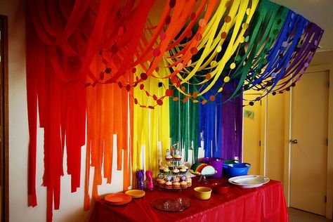 Streamer Decorations...can do it in any color. so unique and creative. great backdrop for cake table/snack table Streamer Decorations, Theme Carnaval, Art Birthday Party, Rainbow Theme, Art Birthday, Rainbow Birthday, Art Party, Care Bear, Paint Party