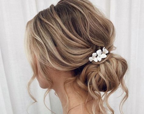 Hawaii Wedding Hairstyles, Beach Bride Hairstyle, Tropical Wedding Hairstyles For Long Hair, Hawaii Wedding Hair, Tropical Wedding Hair, Beachy Bridal Hair, Tropical Wedding Hairstyles, Beach Wedding Hairstyles Medium, Tropical Wedding Hair Piece