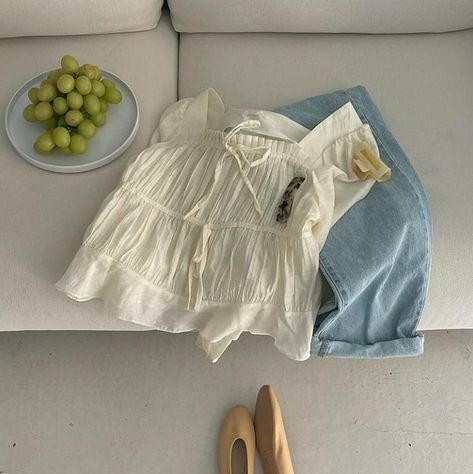 Ootd Flatlay, Social Media Marketing Content, Beauty Products Photography, Clothing Photography, 가을 패션, Summer Aesthetic, Daily Outfits, Photo Studio, Aesthetic Clothes