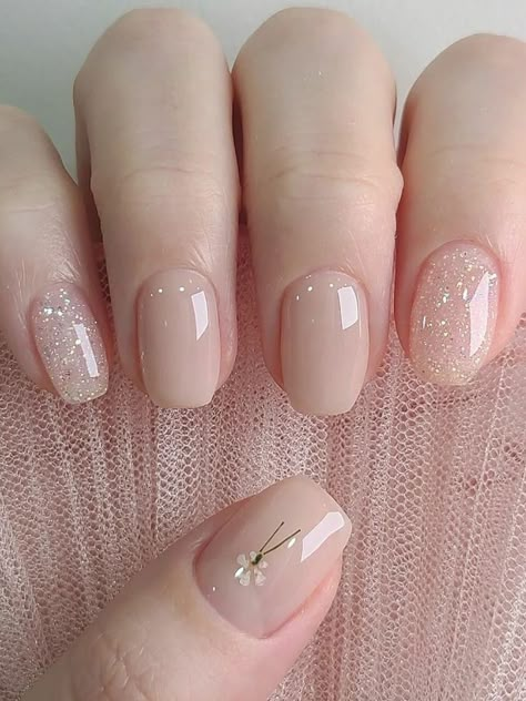 Nude Bridesmaid Nails, Nail Elegant, Wedding Nails Bridesmaid Elegant, Fresh Nails, Unghie Nail Art, Credit Card Design, Nails Outfit, Nude Nail Designs, Subtle Nails