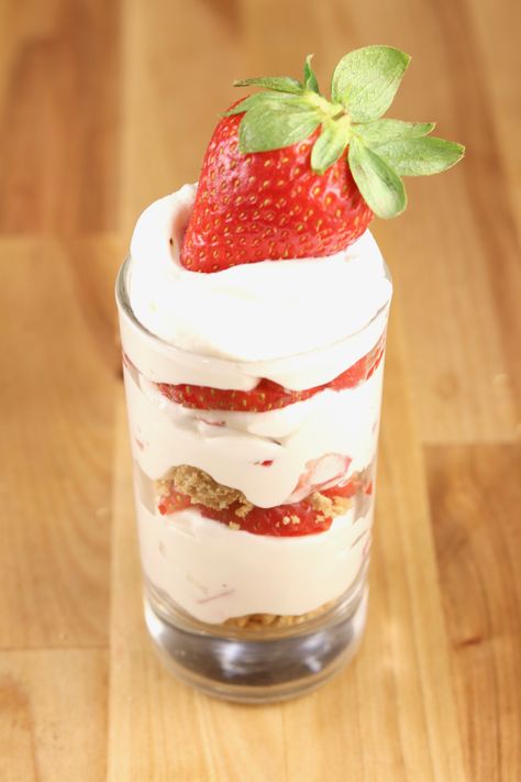 No Bake Strawberry Cheesecakes are a delicious treat for any occasion. Only 5 ingredients and about 10 minutes to make this easy dessert! Strawberry Cheesecake Shooters, Strawberry Cream Cheese Dessert, Dessert Bar Party, Dessert Shooters Recipes, Cheesecake Shooters, Strawberry Cheesecakes, No Bake Cherry Cheesecake, Strawberry Cake Easy, Vanilla Bean Cheesecake