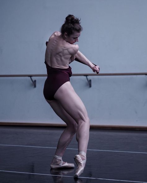 Ballerina Back Muscles, Ballerina Physique, Muscular Ballerinas, Dancer Reference Pose, Ballerina Muscles, Ballerina Anatomy, Ballet Muscles, Dancer Muscles, Pointing Pose