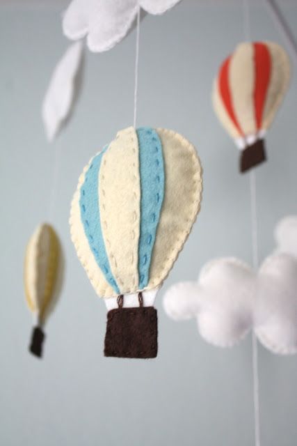 DIY felt project, projects using felt, cheap craft projects, DIY craft projects, projects using felt, projects using felt for adults, balloon mobile, balloon and cloud mobile, kids mobile, mobile for kids nursery, mobile for neutral nursery, decor for neutral nursery, kids bedroom decor, nursery decor Diy Hot Air Balloons, Mobile Diy, Balloon Mobile, Diy Baby Mobile, Baby Mobil, Vintage Hot Air Balloon, Diy Bebe, Orange Baby, Diy Mobile