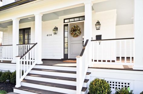 Farmhouse Style Porch Railings, Front Deck Ideas Entrance, Porch Modern Farmhouse, Seaview House, Exterior Railing, Porch Modern, Nola House, Front Porch Stairs, Farmhouse Porches