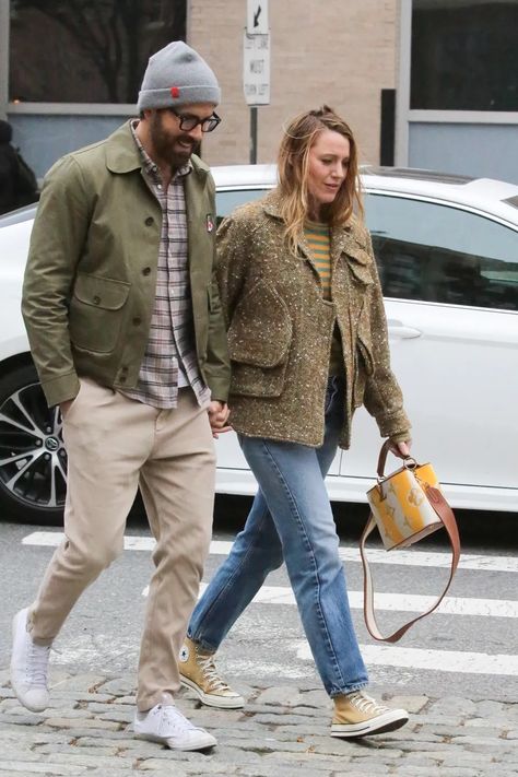 Blake Lively Mom, Blake Lively Style Casual, Blake Lively Casual, Mom Street Style, Ryan Reynolds Style, Blake Lively Street Style, Blake Lively Outfits, Black Lively, Yellow Converse