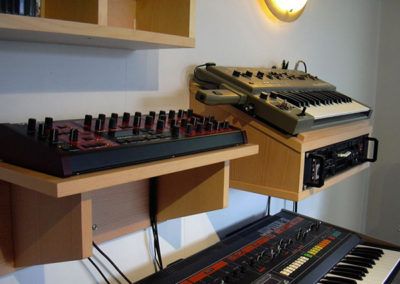 Wall Mount Racks - StudioRacks Desks Uk, Small Home Recording Studio, Recording Studio Furniture, Produce Music, Guitar Storage, Dj Room, Home Studio Ideas, Home Music Rooms, Music Mixing