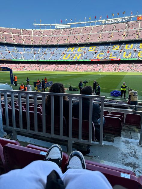 Barcelona Game, Football Wife, Barcelona Aesthetic, Fcb Barcelona, Moving To Barcelona, Spain Aesthetic, Football Wags, Football Boyfriend, Soccer Stadium