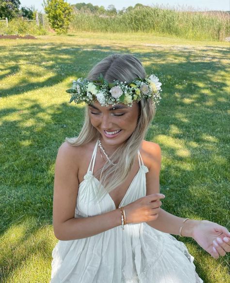 Crown Aesthetic, Spring Inspo, Natural Glowy Makeup, Flower Party, Aesthetic Pinterest, Flowers Spring, Spring Vibes, Dancing Queen, Blonde Beauty