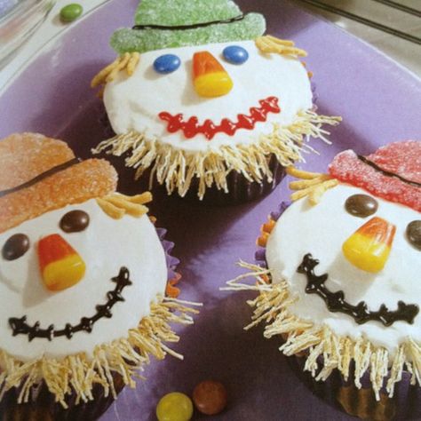 Scarecrow Cupcakes, Chow Mien Noodles, Scarecrow Cupcake, Scarecrow Faces, Shredded Wheat Cereal, Thanksgiving Cupcakes, Wheat Cereal, Fall Cupcakes, Thanksgiving Treats