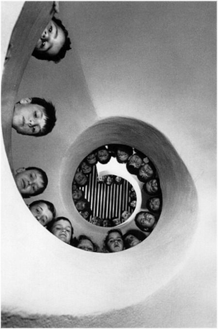 Henri Cartier-Bresson Henry Cartier Bresson, Classic Photography, Robert Doisneau, Henri Cartier Bresson, Emotional Photography, Foto Tips, French Photographers, Famous Photographers, Magnum Photos