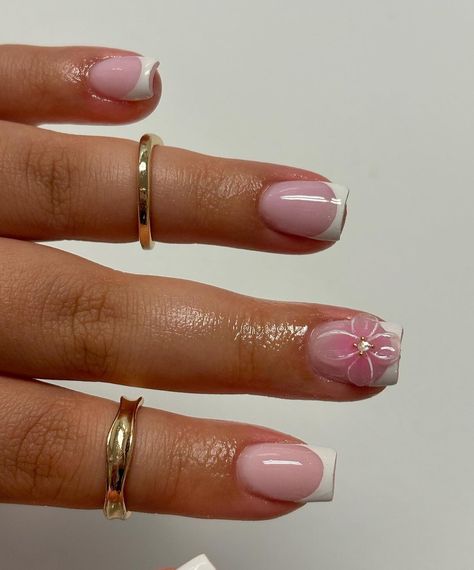 Simple Flower On Nail, Nails For Moms Simple Short, Natural Nail Manicure Designs, Short Square Acrylic Nails Charms, French Tip Simple Design, X Short Acrylic Nails, French Tip With Flowers Square, Acrylic Nails For Quinceanera, Structured Gel Manicure Designs Short