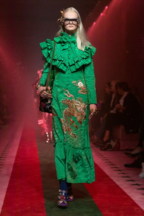 Gucci Alessandro Michele, Alex Mcqueen, Gucci Spring 2017, Alessandro Michele Gucci, Pakistani Party Wear Dresses, Extreme Fashion, Gucci Spring, Retro Looks, Pakistani Party Wear