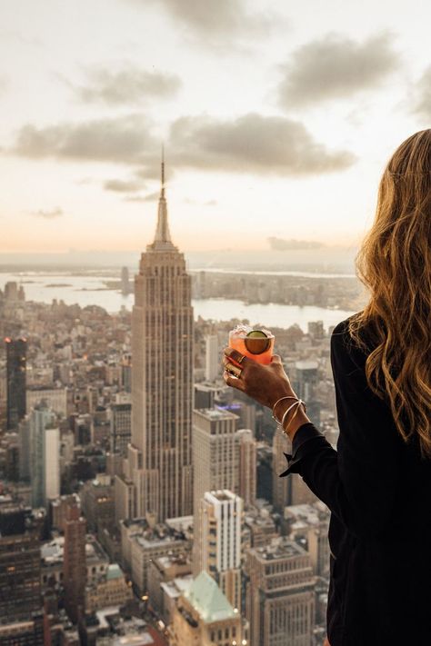 Sunset Margarita, Nyc Instagram Pictures, Explorer Archetype, Brooklyn Bridge Pictures, Nyc Picture Ideas, New York Trip Planning, Summit One Vanderbilt, One Vanderbilt, Nyc View