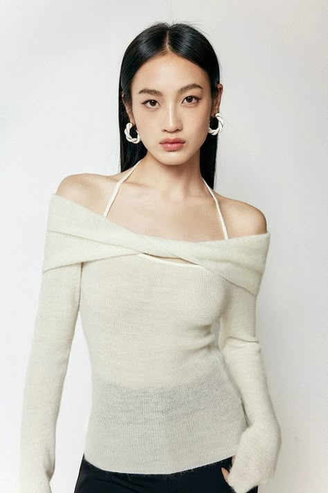 Experience elegance and versatility with our Off-Shoulder Ribbed Long Sleeve Halter-Neck Sweater Top, the ultimate addition to your modern wardrobe. Crafted with a blend of polyamide fiber, wool, and alpaca hair, this sweater offers a soft touch and a gentle drape that accentuates your silhouette. The unique off-should Modern Wardrobe, Urban Wear, Women Hoodies Sweatshirts, Knitwear Tops, Off Shoulder Tops, Layered Look, Neck Designs, Halter Neck, High Waist Jeans