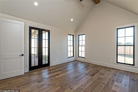 Joanna and Chip Gaines of Fixer Upper fame build a stunning Texas farmhouse Joanna Gaines Design, Joanna Gaines House, Modern Wood Floors, Joanna Gaines Farmhouse, China Spring, Chip And Jo, Architectural Shingles, Oak Wood Floors, Chip And Joanna Gaines