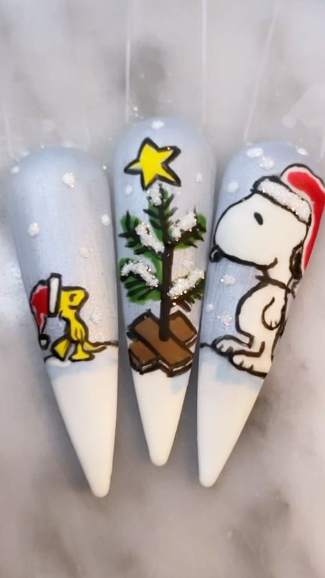 uniquelee_mee on Instagram: How cute is this? ☺️#Woodstock and #snoopy #holiday #holidayseason #holidaynails #holidaynails💅 #holidaynailart #snoopynails… Snoopy Nail Art Christmas, Charlie Brown Nail Art, Snoopy Christmas Nail Art, Charlie Brown Nails Christmas, Christmas Nails Drawing, Christmas Nails Funky, Christmas Nails Snoopy, Christmas Character Nail Art, Peanuts Christmas Nails