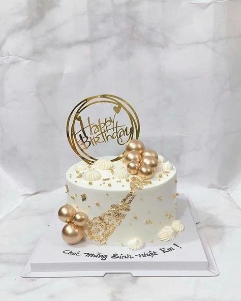 Cool 50th Birthday Cakes, Gold And White Cake Design, Golden Cake Designs Birthday, Simple Cakes For Women Birthdays, Cake Golden Birthday, White And Gold Birthday Cakes For Women, Gold Cakes Birthday, Simple Elegant Cakes Birthday, Simple Elegant Birthday Cakes For Women