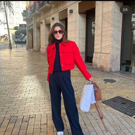 Red Blazer Outfit Casual Street Styles, Outfit Saco Rojo, Outfits Pantalon Rojo, Outfit Posada, Cropped Blazer Outfit, Blazer Outfit, Cropped Blazer, Street Style Chic, Blazer Outfits