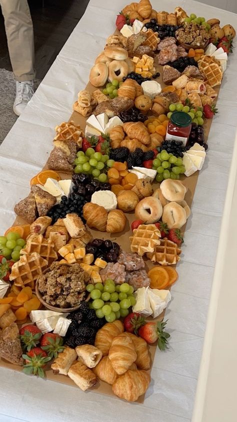 thecharcuteriemama on Instagram: Build a #BRUNCH flat lay with me!☺️ #thecharcuteriemama Boho Brunch Food, Breakfast Grazing Platter, Breakfast Party Ideas Buffet, Brunch Party Ideas Food, Brunch Charcuterie Table, Brunch Buffet Menu Ideas, Brunch Spread Table, Brunch Platter Ideas, Brunch Spread Ideas