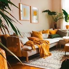 Fridlaa (@fridlaa) • Instagram photos and videos Mustard Living Rooms, Burnt Orange Living Room, Spa Vibes, Earthy Living Room, Deco Jungle, Living Room Setup, Aesthetic Living Room, Living Room Orange, Yellow Room