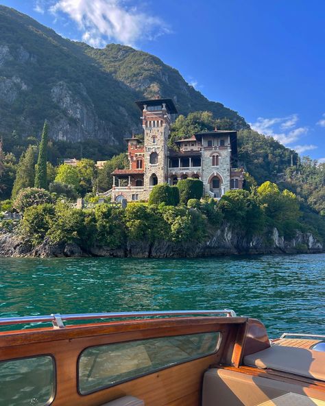 Lake como boat day Lake Como Castle, Lake Como Old Money, Lake Como Boat Tour, Lake Como Boat, Italy Vibes, Boat Day, Dream Mansion, Lake Como Italy, Places In Italy