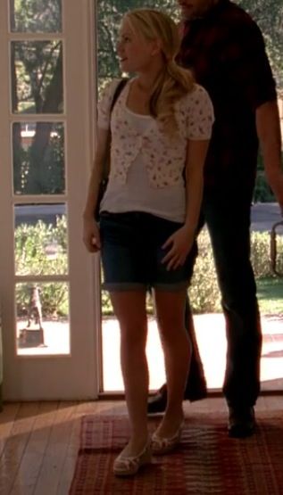 The full outfit! Those bermudas and those wedges! Sookie St James Inspired Outfits, Sookie Stackhouse Outfit, Sookie Stackhouse, True Blood, Wedges, Style Inspiration, Tv, How To Wear