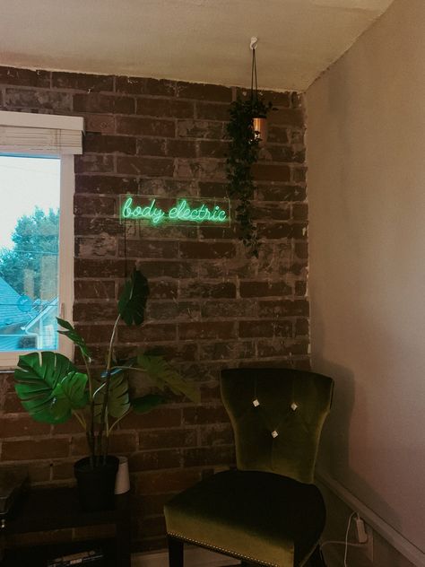 Exposed brick living room with lana Del Rey neon sign Brick Wall Neon Sign, Exposed Brick Living Room, Podcast Room, Brick Living Room, Metal Room, Neon Cat, Main Idea, Cat Books, Exposed Brick