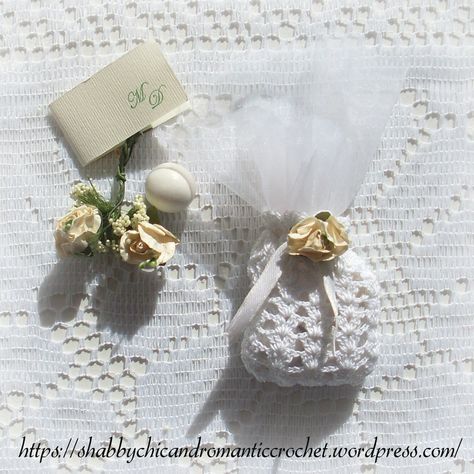 Choosing the perfect wedding party favor can sometimes be difficult and expensive. A classy wedding favor should be elegant and refined, neither too cheap nor too ostentatious, and above all, definitely, not kitsch! A great idea for a DIY wedding favor is a Shell Stitch Crochet Wedding Favor Sachet. Crochet Wedding Favours, Wedding Souvenirs For Guests, Classy Wedding Favors, Shell Stitch Crochet, Diy Wedding Favor, Wedding Souvenirs Diy, Crochet Sachet, Crochet Wedding Gift, Wedding Crochet Patterns