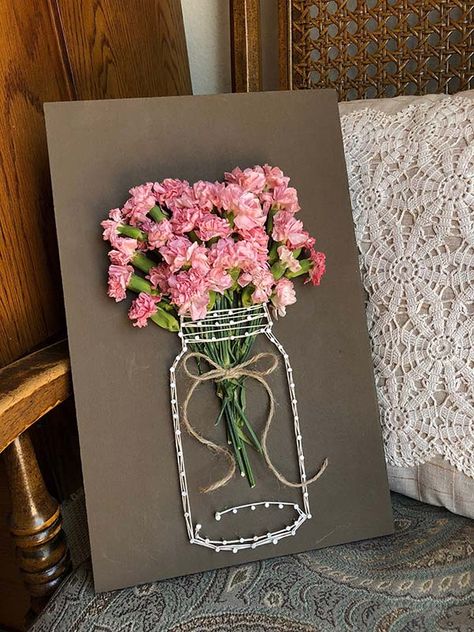 Mason Jar String Art #stringart #masonjar #decorhomeideas Wood Board Crafts, فن الرسم بالمسامير, Mason Jar String Art, Fleurs Diy, String Art Diy, Pola Sulam, Diy Craft Kits, Mason Jar Crafts, Jar Crafts