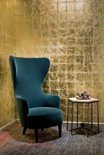 Tapete Gold, Golden Wallpaper, Golden Wall, Gold Wall, Blue Chair, Gold Wallpaper, Hospitality Design, Gold Walls, Style At Home