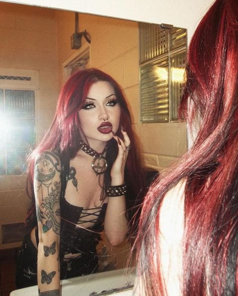 Goth Hair Color Ideas, Makeup Redhead, Makeup For Girls, Vampire Hair, Red Hair Trends, How To Sing, Alt Girls, Alternative Makeup, Goth Women