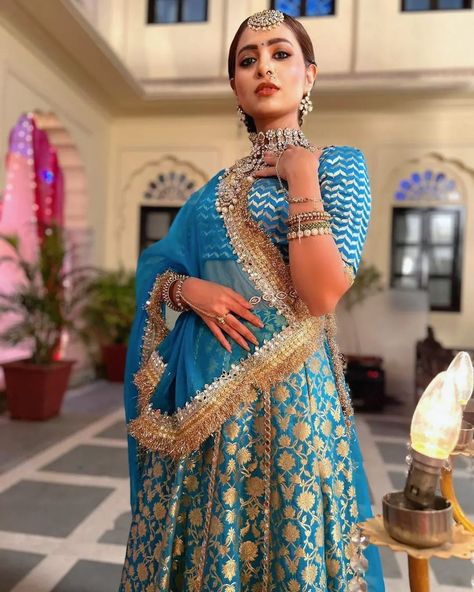 Aarohi Yrkkh, Karishma Sawant, Hair Style On Saree, Floral Gown, Cute Simple Wallpapers, Crazy Girls, Wedding Looks, Lehenga, Formal Dresses Long