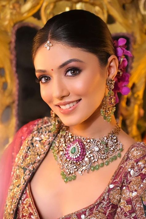 dewy bridal look, makeup, bridal makeup look, trending bridal makeup ideas, dewy makeup, nude makeup, minimal makeup, brides in minimal makeup, engagement looks, engagement makeup looks, indian wedding makeup, indian bridal makeup Indian Makeup Looks, Glittery Eye Makeup, Engagement Look, Engagement Makeup, Engagement Bride, Kundan Necklace Set, Bridal Makeup Natural, Polki Necklace, Indian Makeup