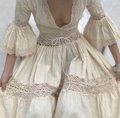 Aesthetic Bodies, Elizabeth Swan, Victorian Vampire, Elizabeth Swann, Manga Clothes, Corpse Bride, About Fashion, Pretty Dresses, Boho Fashion