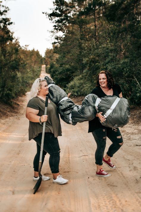 Funny Photo Shoot Ideas Friends, Fall Best Friend Photoshoot Funny, Sister Halloween Photo Shoot, Best Friend Dead Body Photoshoot, Goodbye Earl Best Friend Photoshoot, Funny Bff Photoshoot, Best Friend Photoshoot Funny Hilarious, Best Friend Photo Shoot Ideas Funny, Best Friend Pictures Photo Shoots Funny