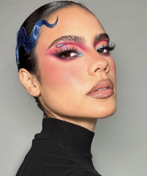 Makeup Looks Artistic, Fashion Makeup Editorial, Artistic Makeup Creative, Bright Eyeshadow Looks, Artistic Eye Makeup, Editorial Eye Makeup, Makeup Artist Outfit, Editorial Makeup Looks, Editorial Outfits