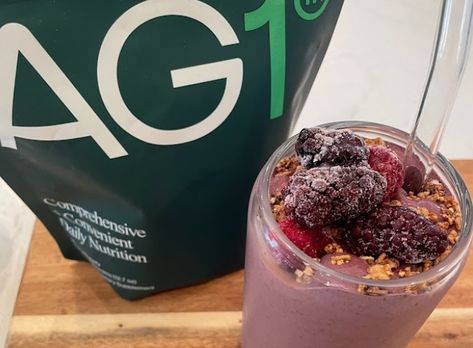 Vanilla Berry Athletic Greens Smoothie Ag1 Smoothie Recipe, Ag1 Recipes, Ag1 Smoothie, Ag1 Athletic Greens Recipes, Athletic Greens Smoothie, Greens Smoothie Recipe, Healthy Macros, Green Powder Smoothie, Greens Smoothie