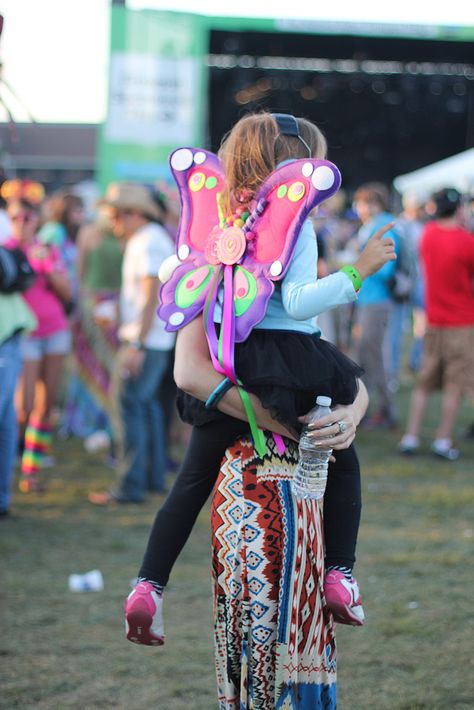 take your kid to music festivals only if you want your kid to turn out cool. Kids Festival Outfits, Chill Artwork, Chicago Street Style, Kids Festival, Chicago Street, Festival Inspo, Festival Chic, Big Chill, Rave Party