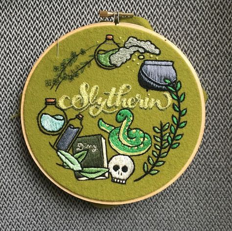 Cross Stitch Harry Potter, Knitting Club, Embroidery Hoop Wall Art, Beaded Cross Stitch, My Stuff, Hand Embroidery Art, Embroidery Craft, Stitching Art, Hand Embroidery Patterns