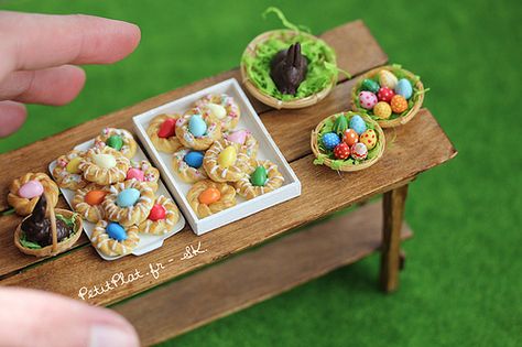 Tiny Table setup with Easter Miniatures - even a teeny chocolate bunny! Easter Miniatures, Stephanie Kilgast, Easter Minis, Food Easter, Ag Doll Crafts, Miniature Easter, Miniture Food, Miniature Inspiration, Tiny Stuff