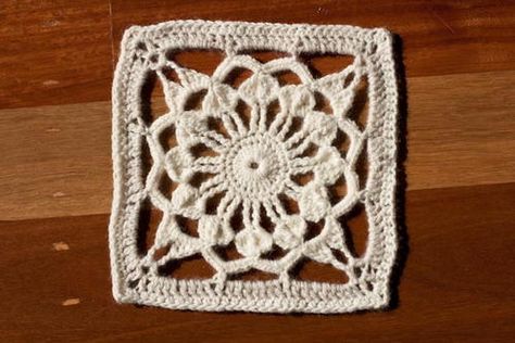 LOVE how intricate this floral crochet granny square looks! Locutus Of Borg, Sunburst Granny Square, Crochet Granny Square Afghan, Flower Granny Square, Crochet Blocks, Crochet Square Patterns, Granny Squares Pattern, Crochet Motifs, Granny Square Crochet Pattern