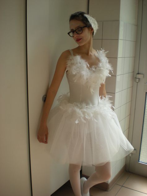 I'm the swan queen! I was going for this look in the 6th grade (my ballet studio's company was doing Swan Lake and I was too young/not good enough to be in it, but I was an avid fangirl) but I had some giant wings in the back that I wore like a weird backpack, and that threw everybody off. When trick or treating, everyone thought I was supposed to be an angel or something like that. But I went with it, and I still had fun! Swan Costume Diy, Swan Lake Costumes, Swan Costume, Adult Disney Costumes, Black Swan Costume, Carnaval Costume, The Black Swan, Frozen Costume, Top Knot Hairstyles