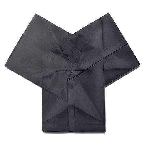 19-11-11  Japanese fashion designer Issey Miyake Issey Miyake Origami, Modular Clothing, Origami Clothing, Mode Origami, Origami Clothes, Origami Collection, Structured Fashion, Origami Architecture, Japanese Fashion Designers