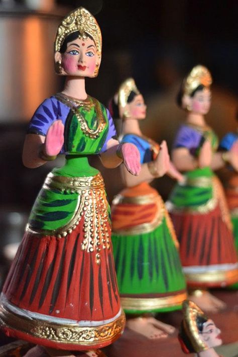 Danincg doll being sold at big temple. Thanjavur Thalaiyatti Bommai, Tanjore Temple, Tamil Art, Big Temple, Countdown Quotes, Laddoo Gopal, Moving Dolls, Illusion Paintings, Temple India